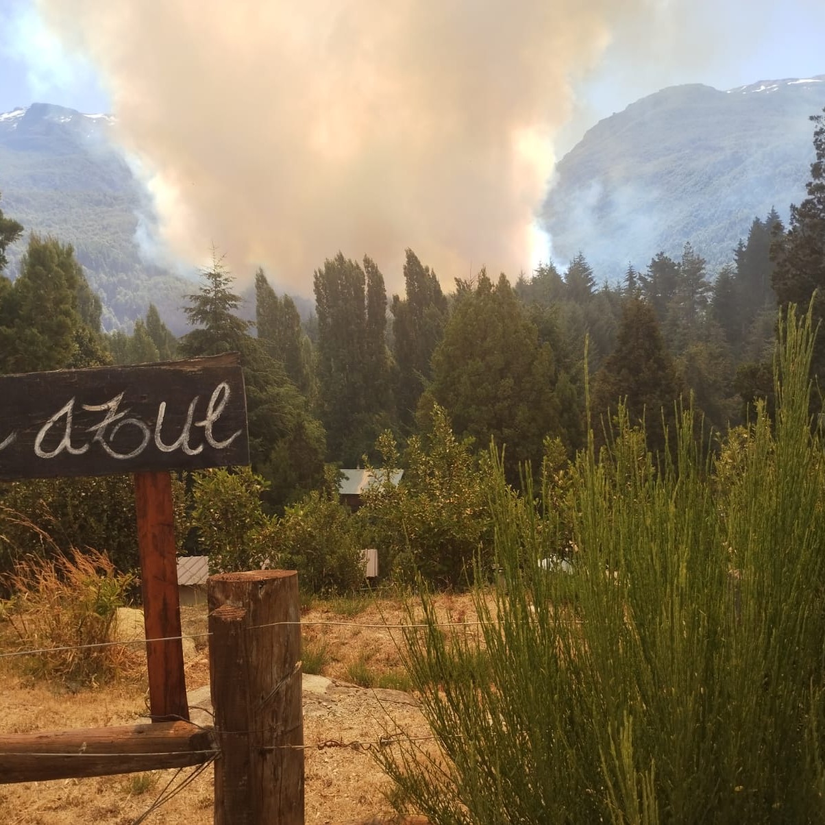 2025 01 30 . 16.50 HS INCENDIO EN EL BOLSON - RIO NEGRO -. ZONA DEL ANPRALE ( AREA NATURAL PROTEGIDA RIO AZUL LAGO ESCONDIDO) . AUTORIDAD DE APLICACION - GOBIERNO DE LA PROVINCIA DE RIO NEGRO